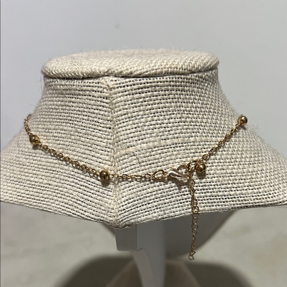 Gold Shell Pendant Necklace - Picture 3 of 3